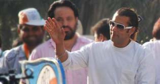 Sallu supports Raj Babbars political campaign 